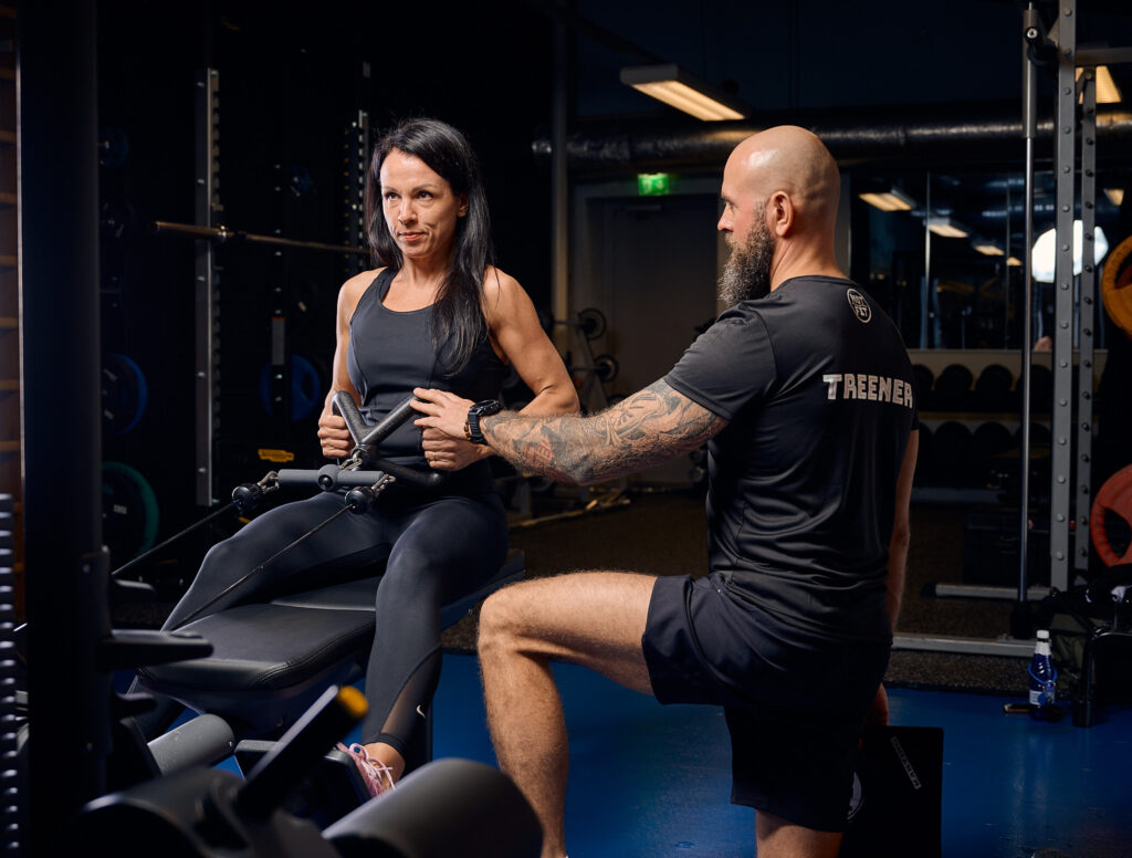 Personaaltreener Toomas Karting juhendab klienti jõutreeningul personaaltreeningus