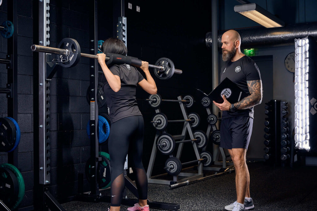 Personaaltreening jõusaalis, kus personaaltreener Toomas Karting juhendab klienti individuaalse lähenemisega