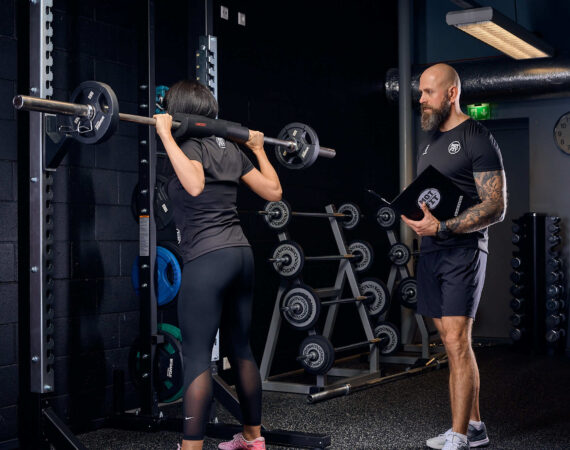 Personaaltreening jõusaalis, kus personaaltreener Toomas Karting juhendab klienti individuaalse lähenemisega