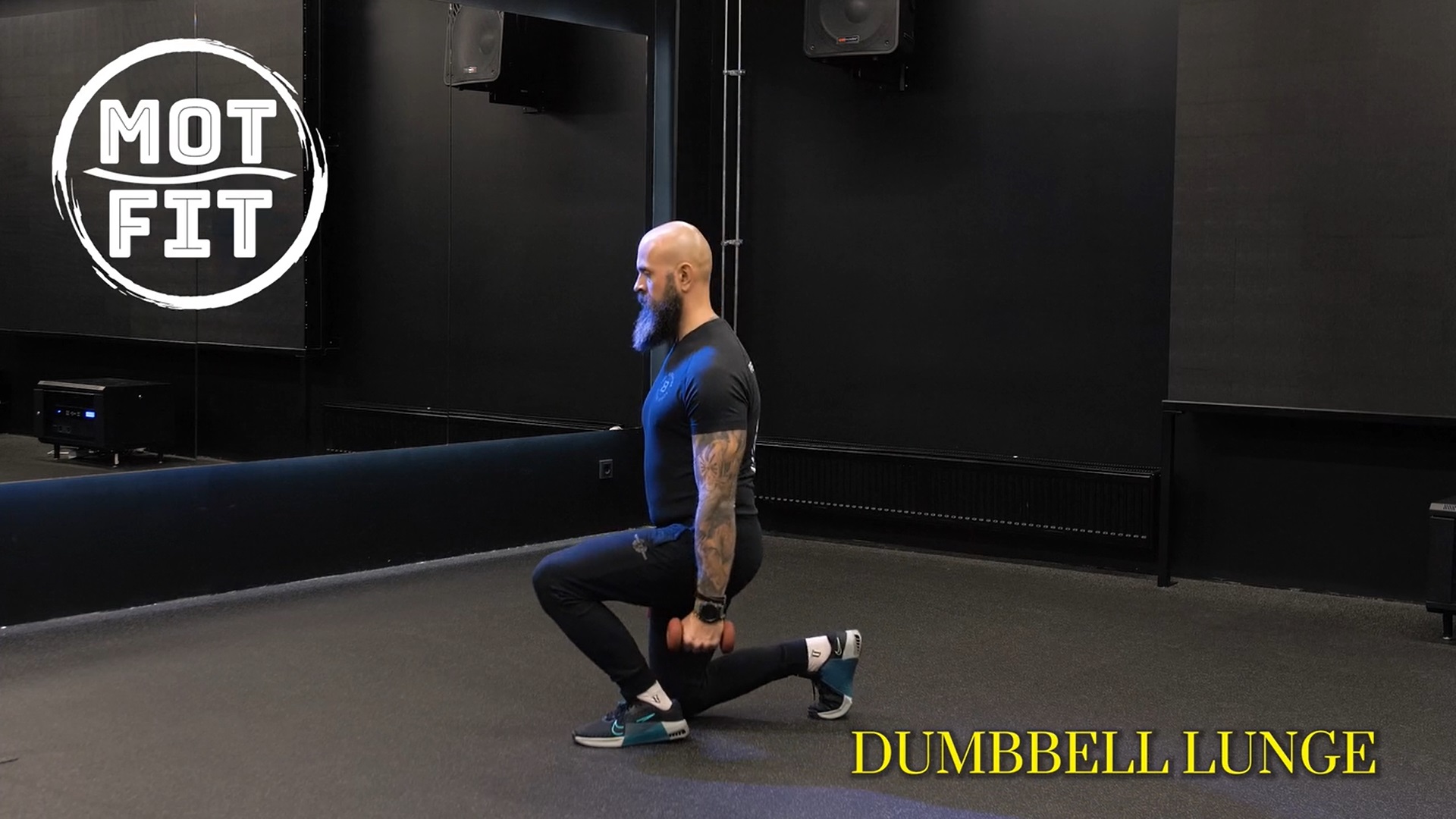 Personaaltreener demonstreerib väljaaste harjutust hantlitega, et arendada alakeha jõudu, tasakaalu ja liikumiskontrolli